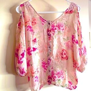 ❤️No boundaries. Feminine, laced, buttoned floral blouse.